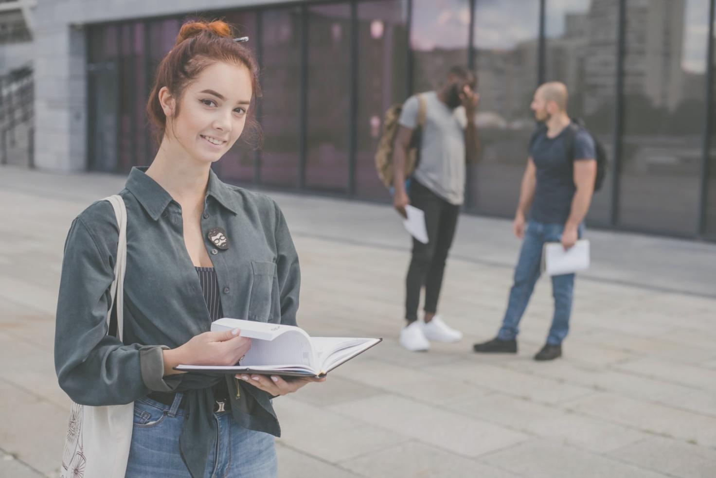 Espacio de trabajo con calculadora y documentos de planificación