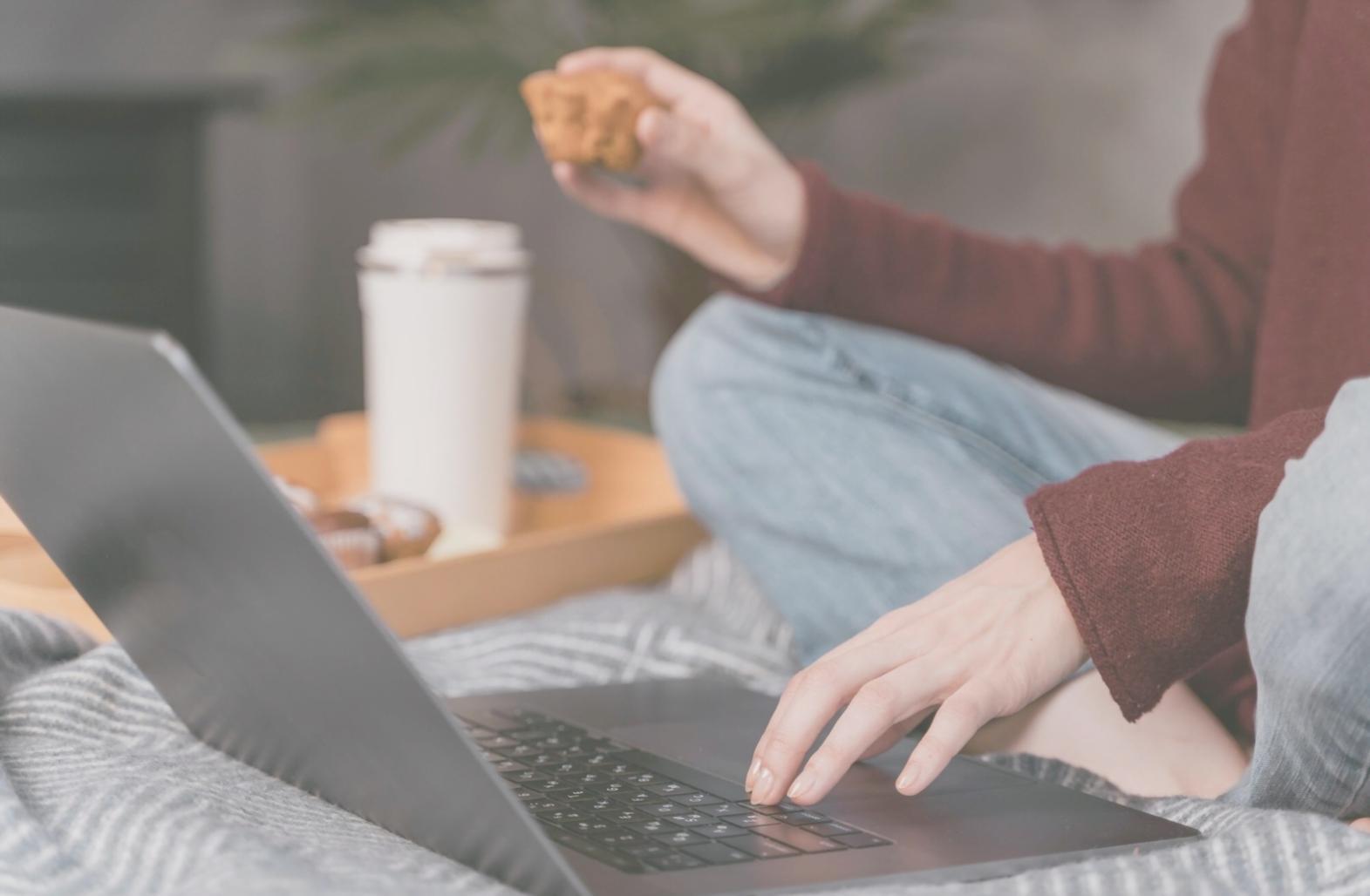 Análisis financiero con gráficos y documentación sobre mesa